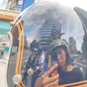 Aviis Zhong Instagram - 如果2023的此時此刻有幸福在身邊，
即使明天是世界末日，
也沒有關係了，
祝大家2024新年快樂😍

#happynewyear2024