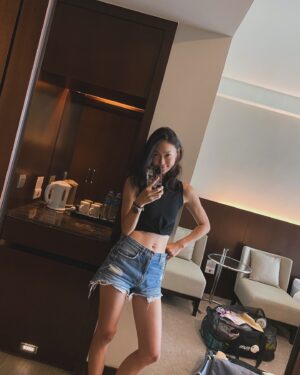 Aviis Zhong Instagram - 欸～一直以來不容易增重的我，
最近居然重了將近3公斤！！！
太不可思議了，
久違的腹肌也回來了，手臂和背都變壯了許多，
運動讓人變強壯，
心也強壯了，
明天正式出發，
謝謝大家的祝福和打氣，
Bucca 生日快樂，
等我凱旋😘

#aviiszhong #workoutlife #letsgokayaking