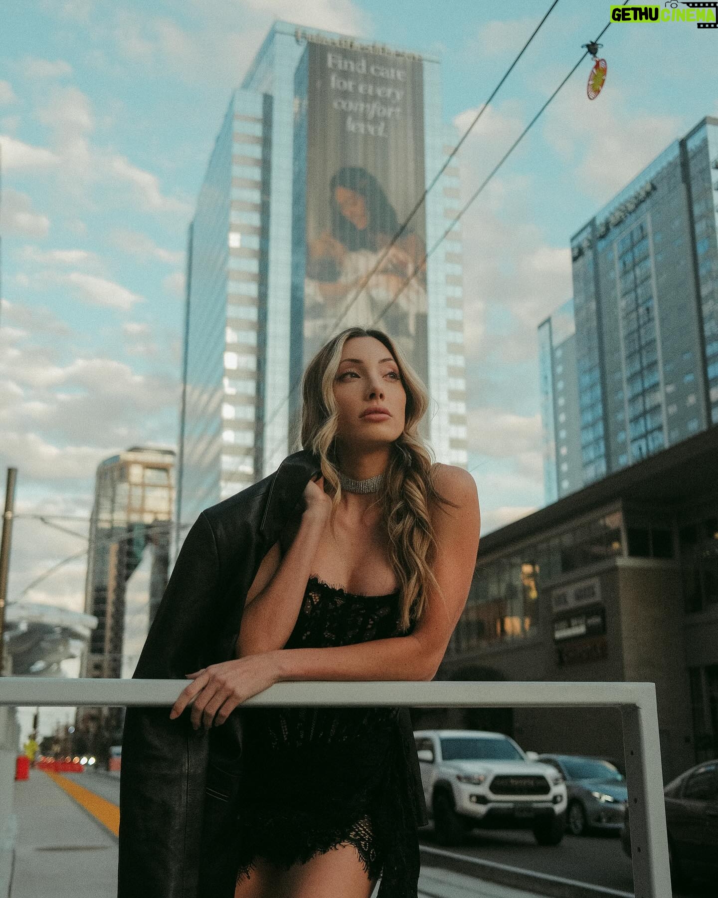 Avori Henderson Instagram - โThe train is coming, act naturalโ ๐
๐ Ooof!!๐
these vintage pics by @ethanbhill are GIVINGGGGGG Dress: @heiressbeverlyhills Hair: @katharinemarshall #classy #pinup #style #supermodel #stylish #fashionista #baddie #highfashion #fashionable #vintage #modeling #vogue #beautiful #posh #elegant #prettygirls #prettywoman #oneofakind #queen #girl #womenfashion