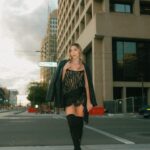 Avori Henderson Instagram - “The train is coming, act natural” 😅 🚊 Ooof!!😅 these vintage pics by @ethanbhill are GIVINGGGGGG Dress: @heiressbeverlyhills Hair: @katharinemarshall #classy #pinup #style #supermodel #stylish #fashionista #baddie #highfashion #fashionable #vintage #modeling #vogue #beautiful #posh #elegant #prettygirls #prettywoman #oneofakind #queen #girl #womenfashion