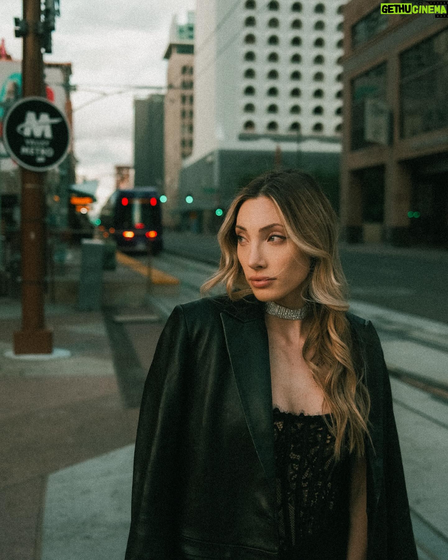 Avori Henderson Instagram - โThe train is coming, act naturalโ ๐
๐ Ooof!!๐
these vintage pics by @ethanbhill are GIVINGGGGGG Dress: @heiressbeverlyhills Hair: @katharinemarshall #classy #pinup #style #supermodel #stylish #fashionista #baddie #highfashion #fashionable #vintage #modeling #vogue #beautiful #posh #elegant #prettygirls #prettywoman #oneofakind #queen #girl #womenfashion