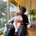 Ayça Erturan Instagram - Sen sadece Nova’ya iyi bir baba olduğun için değil, annesini de sürekli artan bir sevgiyle sevdiğin için şahane bir babasın… Tıpkı benim canım babam gibi… @ogulcankirca 🫠👨‍👩‍👧 Evladına ve eşine sımsıkı sarılan, kimi zaman annelik de yapan, varlığı ile yanımızda olamasa da yüreğimizde sürekli var olan babaların, yeri geldiğinde babalık vazifesini de üstlenen tüm annelerin babalar günü kutlu olsun. 👨🏻💐