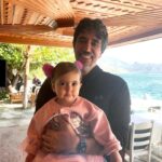 Ayça Erturan Instagram - Sen sadece Nova’ya iyi bir baba olduğun için değil, annesini de sürekli artan bir sevgiyle sevdiğin için şahane bir babasın… Tıpkı benim canım babam gibi… @ogulcankirca 🫠👨‍👩‍👧 Evladına ve eşine sımsıkı sarılan, kimi zaman annelik de yapan, varlığı ile yanımızda olamasa da yüreğimizde sürekli var olan babaların, yeri geldiğinde babalık vazifesini de üstlenen tüm annelerin babalar günü kutlu olsun. 👨🏻💐