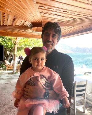 Ayça Erturan Instagram - Sen sadece Nova’ya iyi bir baba olduğun için değil, annesini de sürekli artan bir sevgiyle sevdiğin için şahane bir babasın… Tıpkı benim canım babam gibi…  @ogulcankirca 🫠👨‍👩‍👧 Evladına ve eşine sımsıkı sarılan, kimi zaman annelik de yapan, varlığı ile yanımızda olamasa da yüreğimizde sürekli var olan babaların, yeri geldiğinde babalık vazifesini de üstlenen tüm annelerin babalar günü kutlu olsun. 👨🏻💐