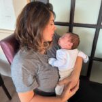 Ayça Erturan Instagram – Sen şimdi sıfırdan bu koca dünyayı öğrenmeye çalışıyorsun ya; ben de anneliği öğrenmeye çalışıyorum. Hem öğrencim hem öğretmenimsin… seni sevmelere doyamam çocuk🥹🎈❤️ @novakirca
