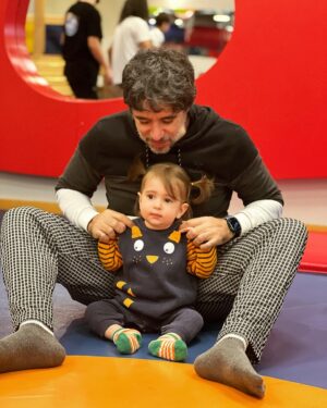 Ayça Erturan Instagram - Sen sadece Nova’ya iyi bir baba olduğun için değil, annesini de sürekli artan bir sevgiyle sevdiğin için şahane bir babasın… Tıpkı benim canım babam gibi…  @ogulcankirca 🫠👨‍👩‍👧 Evladına ve eşine sımsıkı sarılan, kimi zaman annelik de yapan, varlığı ile yanımızda olamasa da yüreğimizde sürekli var olan babaların, yeri geldiğinde babalık vazifesini de üstlenen tüm annelerin babalar günü kutlu olsun. 👨🏻💐