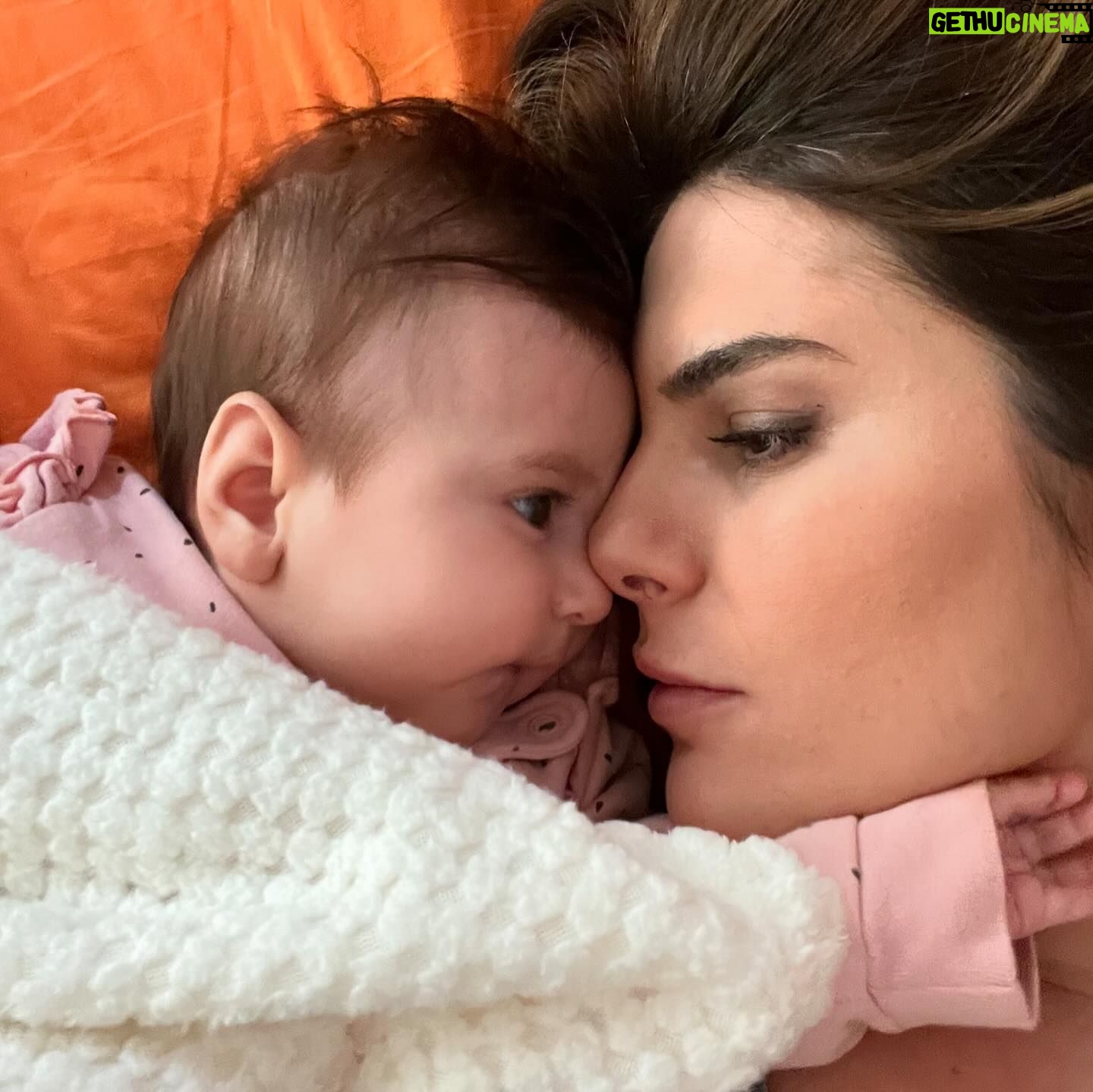 Ayça Erturan Instagram - Sen şimdi sıfırdan bu koca dünyayı öğrenmeye çalışıyorsun ya; ben de anneliği öğrenmeye çalışıyorum. Hem öğrencim hem öğretmenimsin… seni sevmelere doyamam çocuk🥹🎈❤️ @novakirca