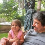 Ayça Erturan Instagram - Sen sadece Nova’ya iyi bir baba olduğun için değil, annesini de sürekli artan bir sevgiyle sevdiğin için şahane bir babasın… Tıpkı benim canım babam gibi… @ogulcankirca 🫠👨‍👩‍👧 Evladına ve eşine sımsıkı sarılan, kimi zaman annelik de yapan, varlığı ile yanımızda olamasa da yüreğimizde sürekli var olan babaların, yeri geldiğinde babalık vazifesini de üstlenen tüm annelerin babalar günü kutlu olsun. 👨🏻💐