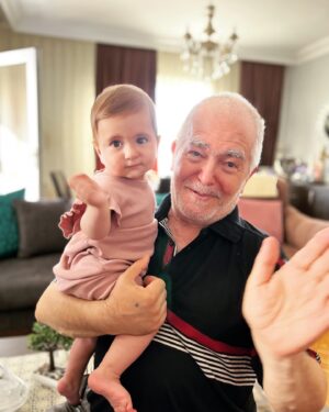 Ayça Erturan Instagram - Sen sadece Nova’ya iyi bir baba olduğun için değil, annesini de sürekli artan bir sevgiyle sevdiğin için şahane bir babasın… Tıpkı benim canım babam gibi…  @ogulcankirca 🫠👨‍👩‍👧 Evladına ve eşine sımsıkı sarılan, kimi zaman annelik de yapan, varlığı ile yanımızda olamasa da yüreğimizde sürekli var olan babaların, yeri geldiğinde babalık vazifesini de üstlenen tüm annelerin babalar günü kutlu olsun. 👨🏻💐