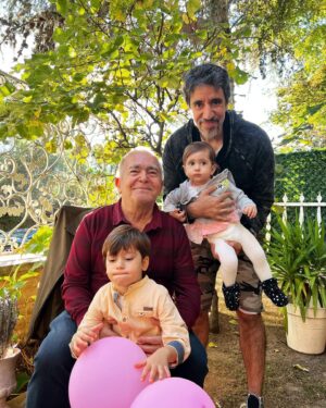 Ayça Erturan Instagram - Sen sadece Nova’ya iyi bir baba olduğun için değil, annesini de sürekli artan bir sevgiyle sevdiğin için şahane bir babasın… Tıpkı benim canım babam gibi…  @ogulcankirca 🫠👨‍👩‍👧 Evladına ve eşine sımsıkı sarılan, kimi zaman annelik de yapan, varlığı ile yanımızda olamasa da yüreğimizde sürekli var olan babaların, yeri geldiğinde babalık vazifesini de üstlenen tüm annelerin babalar günü kutlu olsun. 👨🏻💐