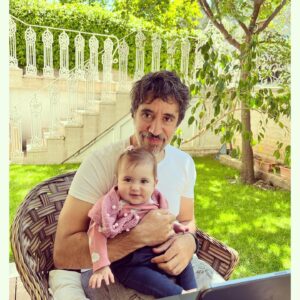 Ayça Erturan Instagram - Sadece baba olduğunu sanıyorlar ama senin evladına annelik de yaptığını bilmiyorlar 🤫 😉Nova, benim değil senin onu doğurduğuna inanacak diye düşünmüyor değilim😆 ilk babalar günün kutlu olsun sevgilim… @ogulcankirca @novakirca #babalargünü