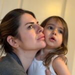 Ayça Erturan Instagram - Sen şimdi sıfırdan bu koca dünyayı öğrenmeye çalışıyorsun ya; ben de anneliği öğrenmeye çalışıyorum. Hem öğrencim hem öğretmenimsin… seni sevmelere doyamam çocuk🥹🎈❤️ @novakirca