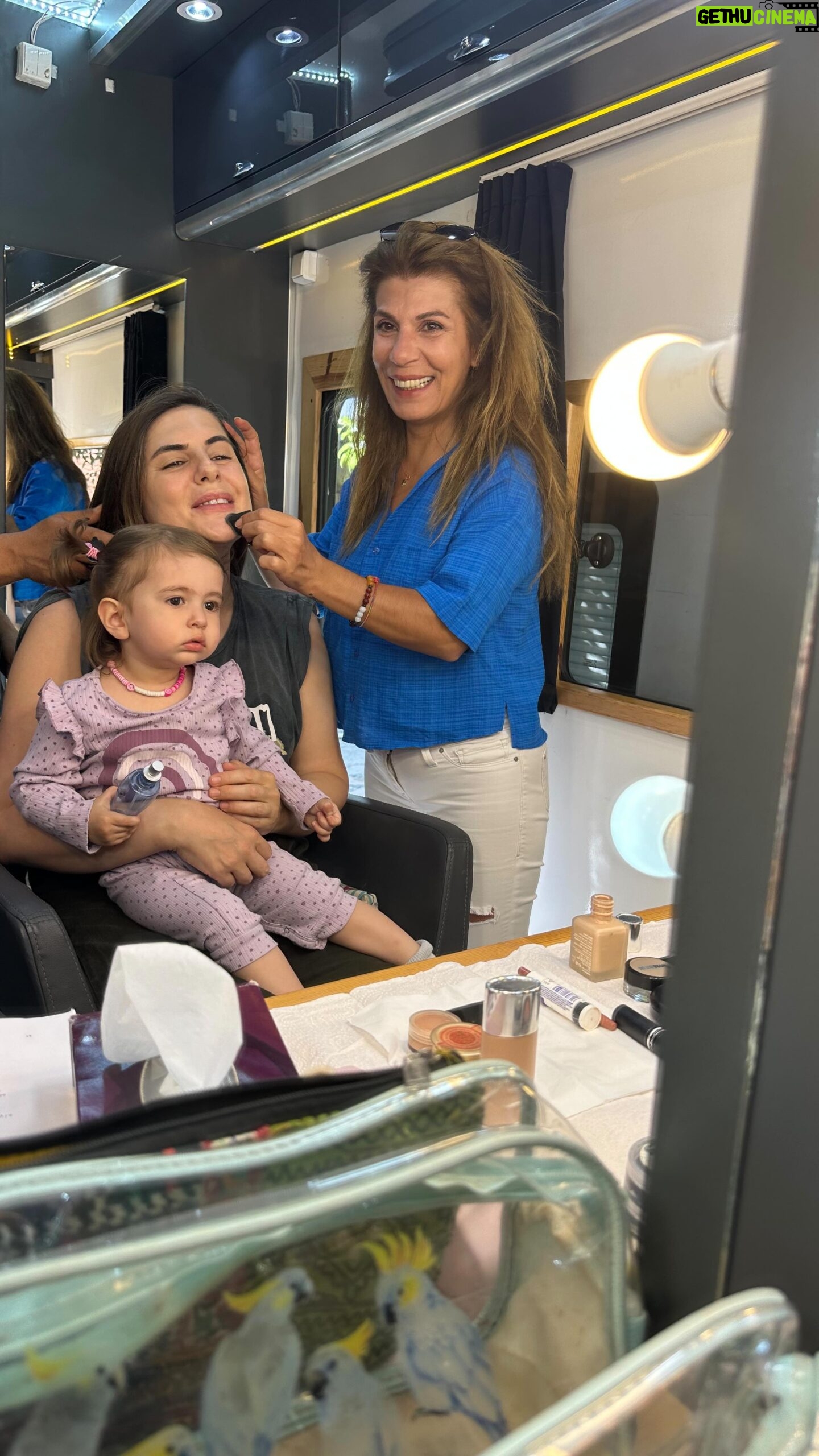 Ayça Erturan - 2.3K Likes - Koltuğu devretmek yerine paylaşmayı tercih ettik👩🏼🤝👩🏻23 Nisan Ulusal Egemenlik ve Çocuk Bayramımız Kutlu Olsun @novakirca 📷 @iamdamlasonmez #ikibayrambirarada #ramazan