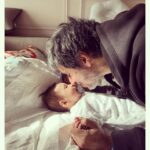 Ayça Erturan Instagram - Sadece baba olduğunu sanıyorlar ama senin evladına annelik de yaptığını bilmiyorlar 🤫 😉Nova, benim değil senin onu doğurduğuna inanacak diye düşünmüyor değilim😆 ilk babalar günün kutlu olsun sevgilim… @ogulcankirca @novakirca #babalargünü