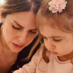 Ayça Erturan Instagram – Sen şimdi sıfırdan bu koca dünyayı öğrenmeye çalışıyorsun ya; ben de anneliği öğrenmeye çalışıyorum. Hem öğrencim hem öğretmenimsin… seni sevmelere doyamam çocuk🥹🎈❤️ @novakirca