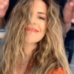 Ayça Erturan Instagram - Crazy hair day😉🤸🏽‍♂️ 💇🏻‍♀️ @ferdimidilliofficial make up: @hanifeozsy 💄 💕