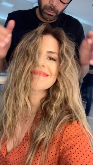 Ayça Erturan Instagram - Crazy hair day😉🤸🏽‍♂️ 💇🏻‍♀️ @ferdimidilliofficial  make up: @hanifeozsy 💄 💕