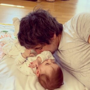 Ayça Erturan Instagram - Sadece baba olduğunu sanıyorlar ama senin evladına annelik de yaptığını bilmiyorlar 🤫 😉Nova, benim değil senin onu doğurduğuna inanacak diye düşünmüyor değilim😆 ilk babalar günün kutlu olsun sevgilim… @ogulcankirca @novakirca #babalargünü