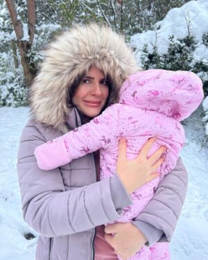 Ayça Erturan Instagram - İlk “Nova” tanesi karla buluştu 💫 ❄️ 🥲 @novakirca #novakırca #87günlük #supernova