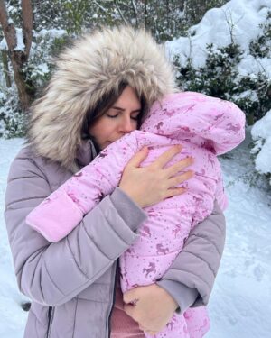 Ayça Erturan Instagram - İlk “Nova” tanesi karla buluştu 💫 ❄️ 🥲 @novakirca #novakırca #87günlük #supernova