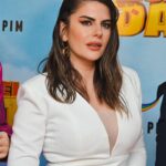 Ayça Erturan Instagram – Şahane bir ekiple şahane bir film yaptık ama çok bekledik vizyon tarihini. (Pandemi belası) Araya bir sürü şey girdi.Aşılar,maskeler, karantinalar,doğumlar, kayıplar… Nihayetinde bugün sizlerle buluştu.🤗Kalbim, başta @mustakbeldamatfilm  olmak üzere vizyondaki tüm filmlerle🙏 🍿🎥💜 Styling: @ural__nihan  Saç: @ferdimidilliofficial  Makyaj: @hanifeozsy  Takı: @riessajewels