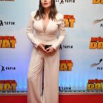 Ayça Erturan Instagram - Şahane bir ekiple şahane bir film yaptık ama çok bekledik vizyon tarihini. (Pandemi belası) Araya bir sürü şey girdi.Aşılar,maskeler, karantinalar,doğumlar, kayıplar… Nihayetinde bugün sizlerle buluştu.🤗Kalbim, başta @mustakbeldamatfilm olmak üzere vizyondaki tüm filmlerle🙏 🍿🎥💜 Styling: @ural__nihan Saç: @ferdimidilliofficial Makyaj: @hanifeozsy Takı: @riessajewels