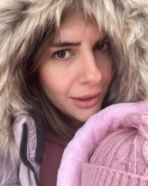 Ayça Erturan Instagram - İlk “Nova” tanesi karla buluştu 💫 ❄️ 🥲 @novakirca #novakırca #87günlük #supernova