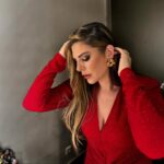 Ayça Erturan Instagram - Mirror, mirror on the wall🧚🏻‍♀️. Styling: @hamiyetaktass ✨ Hair: @ferdimidilliofficial 💫 Make up: @hanifeozsy 🌟 Special thanks to : @kaanakblt @edoszt @esergk @management.be 💋