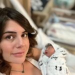 Ayça Erturan Instagram - Dün akşam böyle bir şey geldi ve ben “ANNE” oldum☺️ 🙈🤱🏻 Merhaba Dünya; tanıştırayım: “NOVA” ✨🌟💫⭐️ #babygirl #newborn #mother @ogulcankirca #novakırca (not: güzel dileklerinize cevap yazamazsam lütfen bağışlayın🙏 )