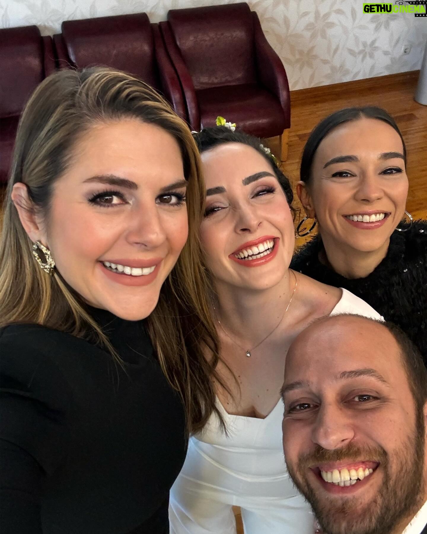 Ayça Erturan Instagram - Nikahına beni çağırdı sevgilim, istedi şahidi oldum onun🥹🥹 👰🥂💐🧚🏻♀️💕 @sezgiiiiii @oylediilboyle @burakmlksh