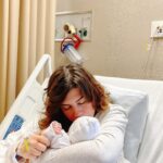 Ayça Erturan Instagram - Dün akşam böyle bir şey geldi ve ben “ANNE” oldum☺️ 🙈🤱🏻 Merhaba Dünya; tanıştırayım: “NOVA” ✨🌟💫⭐️ #babygirl #newborn #mother @ogulcankirca #novakırca (not: güzel dileklerinize cevap yazamazsam lütfen bağışlayın🙏 )