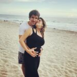 Ayça Erturan Instagram - 20. Yılımız, karnımın ritmik hareketleriyle coşkuyla kutlanıyor🙈🎉 🤰🏻 Oğulcan’ ın bu seneki hediyesi için 👉🏼 kaydırınız🥰 @ogulcankirca #onundasizeselamıvar 👋🏼#anniversary #20years #9eylül #33weekspregnant #9sept