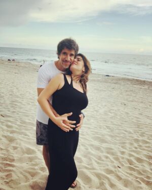 Ayça Erturan Instagram - 20. Yılımız, karnımın ritmik hareketleriyle coşkuyla kutlanıyor🙈🎉 🤰🏻 Oğulcan’ ın bu seneki hediyesi için 👉🏼 kaydırınız🥰 @ogulcankirca #onundasizeselamıvar 👋🏼#anniversary #20years #9eylül #33weekspregnant 
#9sept
