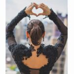 Ayşe Hatun Önal Instagram - Aşk dolu günler diler şarkımızı söyleriz ❤️ love is in the air 😜🥰