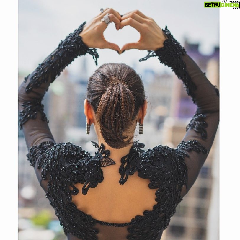 Ayşe Hatun Önal Instagram - Aşk dolu günler diler şarkımızı söyleriz ❤️ love is in the air 😜🥰