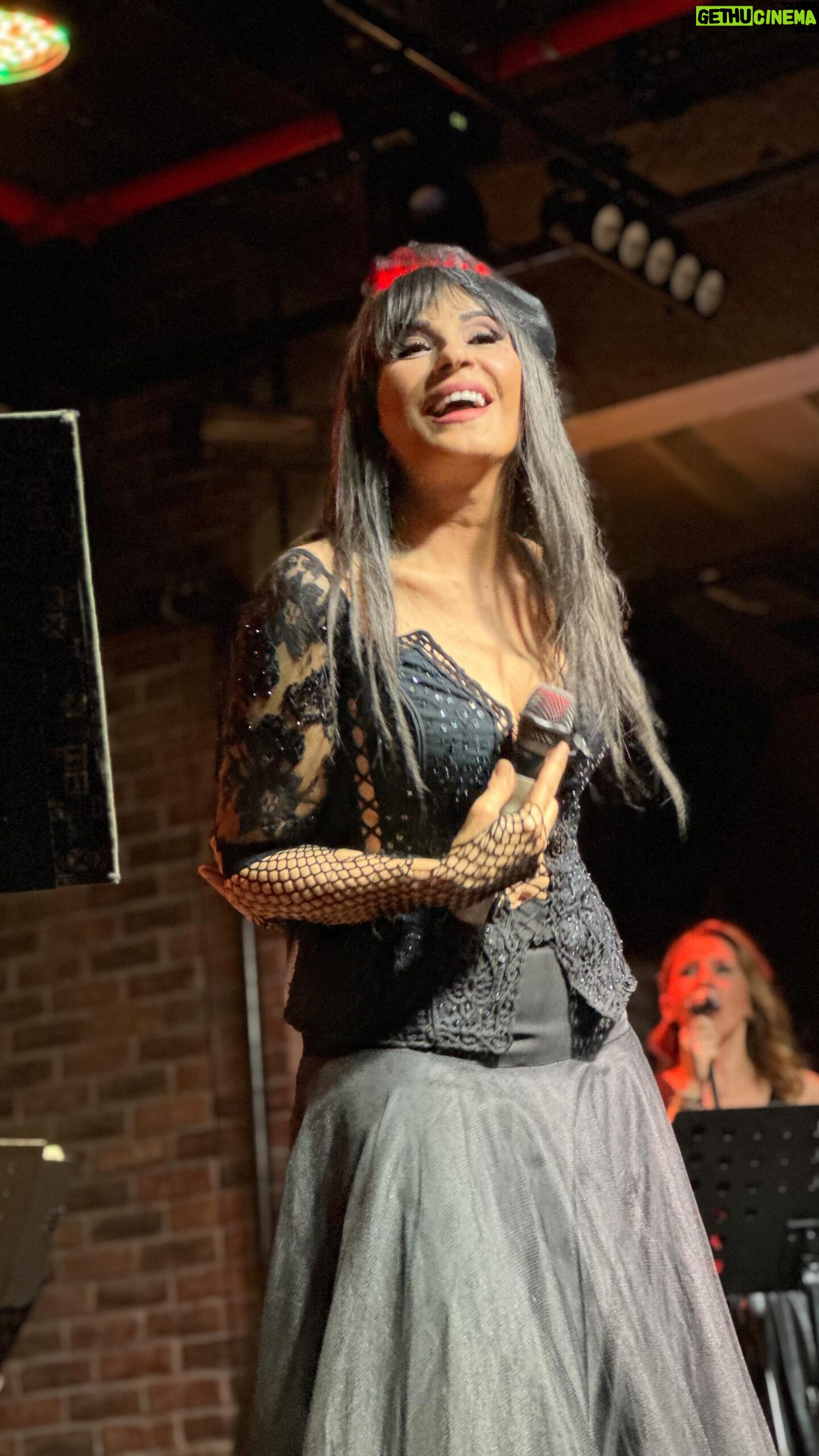 Ayşegül Aldinç Instagram - Teşekkürler İzmir…🖤🎶🎤🎵 @soldoutperformancehall @arikansirakaya @canbarisozbilgin @onurcaliiskann @ramco.bas @gamzearsal81 #eserünsalan @kemalkirci1 #ayşegülaldinç #izmir