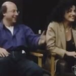Ayşegül Aldinç Instagram - Şart değil biliyorum ama her pazar bunu yapıyorum. Yazıyorum. İçim acı dolu uyandım gene. Gencecik fidanlar hayattan koparılmaya devam ediliyor. Kendini çaresiz hissediyorsun. En fenası da bu. 🥀🥀🥀 Bu duygu yoğunluğuyla ne yazabilirim diye düşündüm, düşüneyazdım. Düşündüğümü yazamadığım için düşüneyazabiliyorum ancak! Düşümü yazabilirim ama onu da yazmam. Bu iklim içre fazla pembe olur. Pembeyle gri ise ancak bir esvapta uyumlu durur. 🥀🥀🥀 Çok tuhaf günlerden geçmekteyiz. İyileşemiyoruz. İyileşemiyorum. Geceleri yastığa düşmanım. Öyle şeyler yaşıyoruz ve görüyoruz ki hazmedemiyorum. 🥀🥀🥀 Herkesin kendini iyileştirme biçiminin farklı olduğunu bilmeme rağmen buralardaki neşe topaçlarının sıfatlarına da çarpasım geliyor. Bu dünyaya nispet vermek için geldiği düşünülebilen bir insan formu mevcut. Amorf! Her telden çalar, ses verirken “sessiz”e alındığının farkında değil! 🥀🥀🥀 Bu ruh halleriyle hayatın devamında, böyle bazen geçer gibi oluyor. Sonra kaldığı yerden oymaya devam ediyor. Çalışmak, söylemek, dinlemek, üretmek gerek. Hayata tutunma şeklimiz bu. Gayretlerimiz berdevam. Bugün benzersiz Onno Tunç’u kaybımızın 28. yıldönümü. Aynı şekilde tanımladığım geride kalanlarına sağlıklı bir ömür dilediğim MFÖ’yü sevgiyle, yeri asla dolmayacak bi tanemiz Özkan Uğur’umuzu da Onno’yla birlikte rahmetle anıyorum. Üzerlerine nur yağsın. 🙏🏼🥀 Kopkoyu gündemde sığındığınız iç açanlarınız çok olsun…🙏🏼 #pazar #onnotunç #özkanuğur #mfö #alevalev #ayşegülaldinç