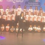 Ayşegül Aldinç Instagram - (Önce bi sola kaydır yapalım güzelciklerimizi görelim😍) Şimdi okuyabiliriz:😉 Mart hıphızlı bir giriş yaptı. Artık kapıdan baktırıp kazma kürek yaktırmadığı bi gerçek. Mevsimlerin performansı bile nostaljik. Belli ki baharı görmeden yaz da gelip geçecek… Mart her yıl olduğu gibi Kadınlar Günü, Tıp Bayramı, Çanakkale’nin Kurtuluşu, Dünya Tiyatrolar Günü gibi özel günleri içinde barındırırken bu yılkinde seçim ve Ramazan öne çıkıyor. Yok, yok yani! Eksiksem tamamlayınız. 🌹🌹🌹 Benden yana ise konser maratonu berdevam. Ramazan münasebetiyle herkesler bir ay istirahatte olacak olduklarından köprüden önceki son çıkış hesabı saldıray bir ay. 🌹🌹🌹 Da haddizatında demem o değil. Sorunların üstesinde geliriz evelallah; ya içinde kaybolduğumuz sorular? Rasyonalize etmeye çalıştığım ama aklımdan çıkmayan can arkadaşımı kaybım mart ayı ile arama mesafe koyma nedenim mi olacaktı? Mazeretim kan kırmızı… Kızılcık şerbeti içmek ise meslek gereği; “The show must go on” dan yola çıkarak gösterinin devamı hayata tutunmayı sağlıyor. “O” da böyle olmasını isterdi. 🌹🌹🌹 “Mart ayı dert ayı” derler. Niye? “Havalar değişken olduğundan hasta olabilirmişiz” diye. İyiyMİŞ gibi görünen hastalar olduğumuzu inkâr etsek de herkesin birbirini gördüğü, kendini istediğin gibi gösterebildiğin ama içini göstermeyen İnstagram aynası seni sana en iyi anlatan, aslında farkındaysan. Ama hep mi iyiyiz, hep mi güzeliz?! Benim bildiğim hastayken iyi olabilme umudu yaşanır. Ya hasta olduğunu bilmiyorsan?! 🌹🌹🌹 Sizleri 6 Mart’ta @buyukcekmecebld sinin düzenlediği benim şarkılarımdan oluşan repertuvarlarıyla Bir Yıldız Işığında Çocuk Sesleri etkinliğiyle, beni çok mutlu eden bu projeden anlarla başbaşa bırakıyorum.🙏🏼😇 Huzurlu Ramazanlar ve iyi pazarlar dilerim…🌹♥️ @buyukcekmecekultursanat @drhasanakgun @cigdemguven1919 🙏🏼 o_t_m_ #pazar