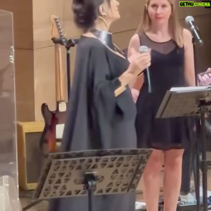 Ayşegül Aldinç Instagram - Sıcaklığı henüz bitmeden #tbt oluverdi. 12 Aralık’ta canım Ankara’mda, @csoadaankara da gerçekleştirdiğimiz konserimizden…😇🎼🎶🎵🎤 Kutluluğu, mutluluğu halen süren karşılıklı yoğun bi özlemdi hissettiğimiz. Duygular karşılıklı olunca çosku katsayısı da artıyor tabii. 90 dakika istenen konser süresi 2.30 saat sürünce kimseciklerin itirazı olmadı. Ne çok şey, anı varmış paylaşılacak. Öncelikle uzun bir aradan sonra buluşabildiğimiz için siz yüksek enerji ve katılımlı müzikseverlere, beniseverlere çok ama çok teşekkür ederim. Emeği geçen tüm arkadaşlarıma da… Tekrarı bol olsun. Birlikte olduğumuz süre içersinde birbirimizde iyi geldiğimizi görmek çok iyi geldi… Aralık 23’te Ankara Jolly Joker’de tekrar buluşmak üzere….🩷🩷🩷 ( Sahneyle seyirci arasındaki mesafenin çekime izin vermemesinden dolayı özel fotoğraf ve kayıtlarımız olamadı. İlk ağızda bana ulaşan paylaşımlardan bi demet suniim dedim. Anlayışınız için ayrıca teşekkür ederim…🙏🏼🌹) @merttug @arikansirakaya @huseyinpulant @gamzearsal81 @ramco.bas @emin__inal @dincay.dinc @pasion_turca @iskender_stage