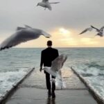 Ayşegül Aldinç Instagram - İnsanlar iyi ve kötü diye ikiye ayrılır. “İyi ama…”, “kötü ama…” gibi sağ gösterirken sol vuran “ama” lı cümlelerin hükmü yoktur. Acımasızlığın, seviyesizliğin, dangozluğun yüceltildiği, katil seviciliğin, şiddetin, adaletsizliğin, ayrıştırılmanın hüküm sürdüğü bir zamanda yaşıyoruz. “Sosyal” olmanın ona buna çemkirmek sanıldığı sosyal medyada ise kindarlık diz boyu. Ve gün geçtikçe dozu artmakta. Kibarlık, zarafet, incelik gibi nitelikler neredeyse zafiyet göstergesi. Kendine benzemeyeni alaşağı etmeye hazır değneği elinde bir güruh kefir gibi üremekte. 🔴🔴🔴 Hakaretin sana yapılanıyla sevdiğine yapılanı eşdeğerdir gözümde. Fikri, hayat görüşü, seçimleri ne olursa olsun artık hayatta olmayan birine hakaret ederek hatırasına saygısızlık etmelere kalkışmak aklı bâli bir insanın tercihi olamaz Böyle insanlar karşınıza çıkmasın, sizinle hiç bir ilişkisi olmasın, sizi takip etmesin istiyorsunuz. 🔴🔴🔴 Benzer taarruzlar burnumuzun dibindeki savaşla ilgili tavrınızın “yetmezliği” ile de ilgili. Üzüntünün, lanetinin dışavurumunun onunki gibi olmadığı hallerde topun ağzındasın. Sanıyor ki dünyanın gidişatından bir tek o etkileniyor! Bilmez mi ki çalışarak hayatın devam etmek zorunda oluşu kendiyle de ilgili bir gerekliliktir. İşi gereği “hasmının” yüzü gülerken içinde neler olup bitiyor, günlük hayatı nasıl etkileniyor (uykusuzluk, ansiyete, fiziksel rahatsızlıklar vb) o kısım devre dışı. Empati bir marka adı! 🔴🔴🔴 Kardeşin kardeşi vurup kırması Habil’le Kabil’den miras. Vurdurup, kırdırmaya dönüşmüş zamanla. Ben en çok şunu merak ediyorum. Bu insanlar kafalarını yastığa koyduklarında nasıl uyuyabiliyor? “Uykusu bol gözler”in açılması dileğiyle… #pazar