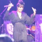 Ayşegül Aldinç Instagram - Konser maratonumuz, kavuşmalarımızla devam ediyor.🖤 Geçen hafta @bursa.jollyjoker deydik Başta bizi varlıklarıyla ve coşkularıyla gönendiren katılımcılarımıza ve emeği geçen tüm arkadaşlarıma teşekkür ederim. Bu gece İzmir @soldoutperformancehall da, yarın da @denizli.jollyjoker deyiz. Bekleriz… 🖤🎶🎼🎤 @stolgakilic @arikansirakaya @naraxyn @srknaltinok @gamzearsal81 #eserünsalan @dincay.dinc 📸 @boragokhan 📹@metehanserdengecti #ayşegülaldinç