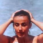 Ayşegül Aldinç Instagram - İlkeli insanları severim. İlkeli “selebriti” leri takdir ederim. Selebriti dediysem (ki böyle yazılmadığını tabii ki biliyorum- ah bu laf yeme endişesiyle mütemadiyen kendini savunma duygusu!-) Aslında oyuncuları kastediyorum. 🤹🏻🤹🏻🤹🏻 Güya çaktırmadan sözünü edeceğim oyuncuların ikisi de anadan doğma oyuncu değil. “Anadan doğma” deyince de “Çıplak mı demek istiyor?” şeklinde aklı fikri aşağı nahiyede bi kaç “tane” çıkar tereddütüyle “alaylı” demek istediğimi de ”Ay bayılıciim!” dip notuyla açık seçik beyan ederim! (Yok burda da açık saçık demek istemed….!- Bayıldı!-) 🫥🫥🫥 İnanır mısınız konuya giriyorum: Şimdi bu yakışıklılardan biri hamamda kurnaya davulda zurnaya herr davete icabet ederken diğeri “Bana uymaz” demek seçiciliğini gösteriyor. Bayılırım tuzluk elde herr yerde olanların dışında kalan ilkeli insan profiline. 👏🏼👏🏼👏🏼 Yıllar önce bir röportajımda “kabul etmediklerinle kalıcı olur, değer bulursun” kabilinden bi laf etmiştim. Gerçi sonradan bir eski şarkıcımızın ağzında başlık olduydu mühim değil. Ki o eşhas da dümenini her daim sistem insanlarına çevirerek varlığını bugünlere taşımıştır o da ayrı konu Bu arada sözünü ettiğim kişi erkek. 🙆🏻‍♂️🙆🏻‍♂️🙆🏻‍♂️ Hayatım boyunca şaştığım bi şey de; bir insanın bir başka insanın kaldıracıyla bi yerlere geldikten sonra o insandan ayrılınca eşekten düşmüş karpuza döneceğini yekten hesaplayamayışı… “Boğulacaksan büyük denizde boğul” sözünü şiar edinenleri hep salakça bulmuşumdur. Sözü, göze sokmadan dolayısıyla anlatışım da bir ara “bilmemkimsiz bi bardak su lütfen!” şeklinde, inletene kadar hayatlarımızın her yerinde olagelip bugün esamesi okunmayan bir hanımı tarifler. 💃🏻💃🏻💃🏻 Ay ne dedikodu yaptım bu pazar! Gündemde hepimizin tüylerini diken diken eden bir konu başlığı var malûmumuz. Kamplara ayrıla ayrıla bir arada durma idealimizi hepten kaybedeceğimizden korkuyorum. Aynı insanî boyutta bir olduğumuz sağlar bizimdir. Gayrısı kaybettikleri insanlık vasıflarıyla yok hükmünde zira. Ah düşündükçe aynıyla mukabele edesim geliyor! Umarım sadece gündem değiştirme çabasıdır!.. Hepimize ruh sağlığı iyi pazarlar dilerim…🙏🏼😌 📸: Denize özlemle…🌊 #pazar #sunday