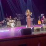 Ayşegül Aldinç Instagram - “Hayat zorlaşınca Çıkmaz sokaklarda soluksuz kalınca Azalınca mânâdan Seyyar sevdalarda parçalanınca O zaman yüreğin yükü hafifler Belki biraz O zaman şarkı söylemek lazım Avaz, avaz…” 🎶 #sezenaksu ♥️ Dedik ve duyguların en güzelini karşılıklı yaşayıp şarkılarımızı birlikte söyledik…🙏🏼♥️🌹🎵🤩🎙️🎼🥰🎶🎤 (“Story’lerde kalmasın” ve yakın zaman #tbt si geyiğine de bindim ya ne diyim…😄 #ckm #konser #ayşegülaldinç #vigorsanat #caddebostankültürmerkezi 🎹 @stolgakilic 🥁@emreyildizdrums @metincansari86official 🎷 🎤@gamzearsal81 🎙️ 🎸#eserünsalan 🎸@naraxyn 👗@tanjubabacan 📸@boragokhan @vigor_sanat #filizçetin