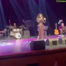 Ayşegül Aldinç Instagram - “Hayat zorlaşınca Çıkmaz sokaklarda soluksuz kalınca Azalınca mânâdan Seyyar sevdalarda parçalanınca O zaman yüreğin yükü hafifler Belki biraz O zaman şarkı söylemek lazım Avaz, avaz…” 🎶 #sezenaksu ♥️ Dedik ve duyguların en güzelini karşılıklı yaşayıp şarkılarımızı birlikte söyledik…🙏🏼♥️🌹🎵🤩🎙️🎼🥰🎶🎤 (“Story’lerde kalmasın” ve yakın zaman #tbt si geyiğine de bindim ya ne diyim…😄 #ckm #konser #ayşegülaldinç #vigorsanat #caddebostankültürmerkezi 🎹 @stolgakilic 🥁@emreyildizdrums @metincansari86official 🎷 🎤@gamzearsal81 🎙️ 🎸#eserünsalan 🎸@naraxyn 👗@tanjubabacan 📸@boragokhan @vigor_sanat #filizçetin