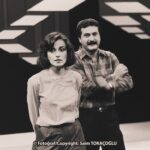 Ayşegül Aldinç Instagram - Bu gönderimdeki bazı fotoğrafları ilk defa görüyorsunuz. Gazeteci- yazar @saim_tokacoglu na “o an”ları ölümsüzleştirdiği ve benimle paylaştığı için teşekkür ediyorum. (Siyah -beyazlardan söz ediyorum.) 📸📷📸 Yıldız Tarihi( Bizde tarih bile yıldızlı!) 14 Şubat 1981… Eurovision Türkiye Elemeleri.. (Siyah- beyaz fotolar Ankara Orkut Stüdyoları’ndaki tanıtım çekimine ait) İstanbul İstanbul ve Dönme Dolap’la aynı yıl 1. ve 3. olup biriyle İrlanda’da ülkemizi temsil edeceğimiz Modern Folk Üçlüsü, o sıra Dönme Dolap için Zerrin’le( Özer) iş birliği yapmakta. Fakat ufak bir anlaşmazlık sonucu yeni solist aranıyor ve yarışmacılar arasında bulunan ben göze kestiriliyor. 🎶🎵🎶 Ben İstanbul İstanbul’la yarışıyorum. Sevgideğer @boraayanoglu.offic da bant kaydında bana back vokal yaptığından şarkının tanıtım tv çekimi için gel gözüm birlikte “çekinelim” ısrarımla beni yalnız bırakmıyor. 3. Karede heyecanımın yüze vuran ifadesini görmekteyiz!😄 🌹🌹🌹 Sonrasını Eurovisionseverler zaten biliyor. Daha geniş bilgi ve anılar henüz başlamadığım 3. kitabımda…😉 4. karede ise Bigudi ile yarışan Füsun Önal ve bize nezaket ziyaretinde bulunan Nükhet Duru ve arkamızda sıram sıram dizilmiş Modern Folk Üçlüsü’yle poza durmuşuz. Son karedeki karikatürümüzde ise ağzımızla kuş tutma eylemi beklentisinden dolayı muhtemeldir ki (henüz kelime dağarımızda bulunmayan) lince uğrayacağımız korkusu işlenmiş! 😄😄😄 Bu gece 2012’den beri katılmamakta ısrar ettiğimiz Eurovision’da büyük final gecesi… Kimimize hiç bi şey ifade etmediğini biliyorum. Yarışmanın geldiği noktadan rahatsız olanları da… İnsanî duygular çerçevesinde kırgınlığımız hayatla birlikte devam ederken protestolara mâni olunmasına da ayrıca kızgınız bu da malum. Gel gör ki beni sizlerle yıllar önce buluşturan bu yarışmaya ilgisiz kalamıyorum. Bu yüzden özür dileyeceğim de aklıma gelmezdi. 😌😌😌 Son olarak Sertab’ı 2. yarı finalde konuk olarak görmekten duyduğum mutluluğu paylaşarak bitirmek istiyorum. İyi ki var…🌹 Tüm sevmez ve bilmezlere saygımı duyarken. Akşam için buluşanlara da iyi seyirler diliyorum… #eurovision #eurovision2024 #eurovision1981