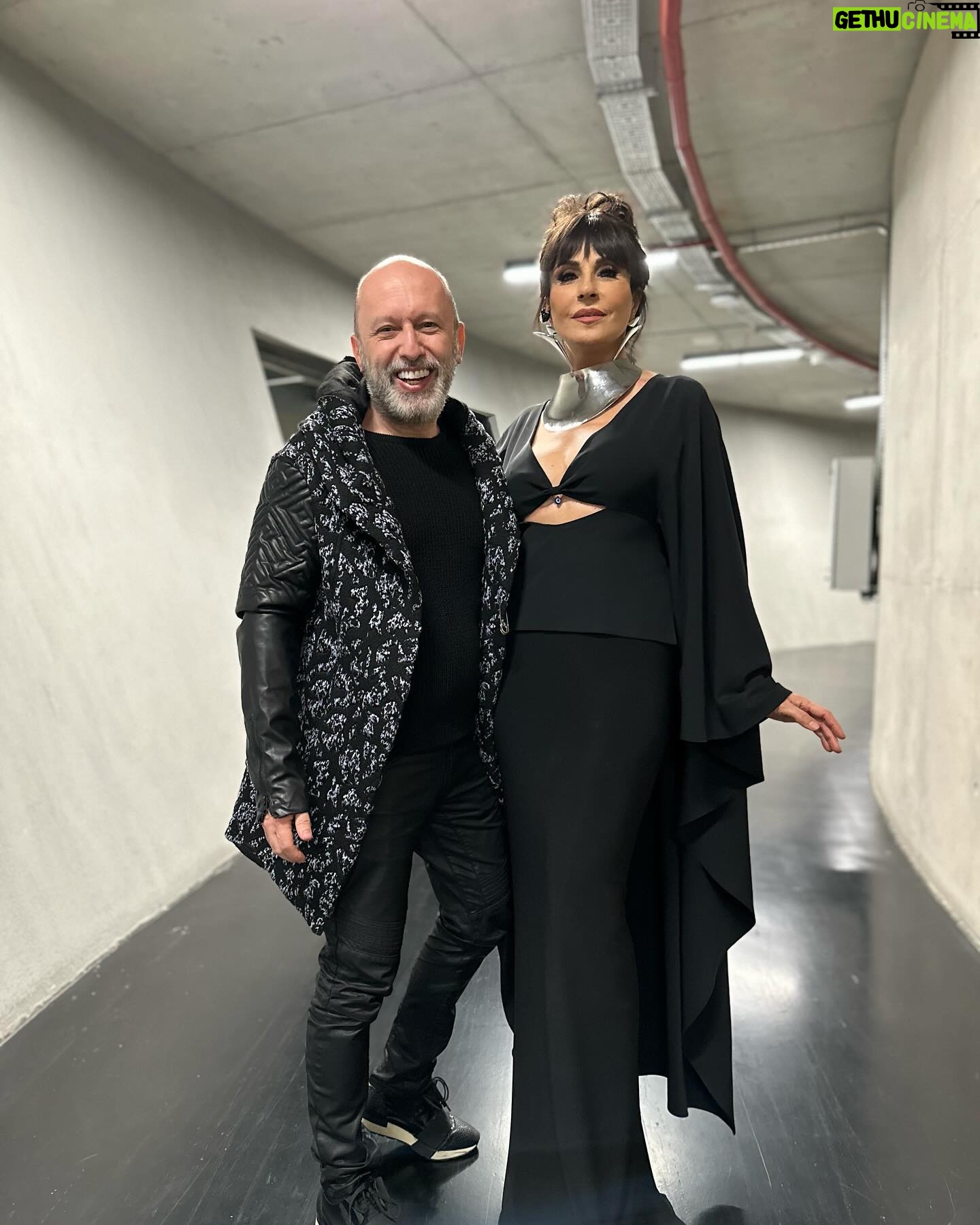 Ayşegül Aldinç Instagram - Sıcaklığı henüz bitmeden #tbt oluverdi. 12 Aralık’ta canım Ankara’mda, @csoadaankara da gerçekleştirdiğimiz konserimizden…😇🎼🎶🎵🎤 Kutluluğu, mutluluğu halen süren karşılıklı yoğun bi özlemdi hissettiğimiz. Duygular karşılıklı olunca çosku katsayısı da artıyor tabii. 90 dakika istenen konser süresi 2.30 saat sürünce kimseciklerin itirazı olmadı. Ne çok şey, anı varmış paylaşılacak. Öncelikle uzun bir aradan sonra buluşabildiğimiz için siz yüksek enerji ve katılımlı müzikseverlere, beniseverlere çok ama çok teşekkür ederim. Emeği geçen tüm arkadaşlarıma da… Tekrarı bol olsun. Birlikte olduğumuz süre içersinde birbirimizde iyi geldiğimizi görmek çok iyi geldi… Aralık 23’te Ankara Jolly Joker’de tekrar buluşmak üzere….🩷🩷🩷 ( Sahneyle seyirci arasındaki mesafenin çekime izin vermemesinden dolayı özel fotoğraf ve kayıtlarımız olamadı. İlk ağızda bana ulaşan paylaşımlardan bi demet suniim dedim. Anlayışınız için ayrıca teşekkür ederim…🙏🏼🌹) @merttug @arikansirakaya @huseyinpulant @gamzearsal81 @ramco.bas @emin__inal @dincay.dinc @pasion_turca @iskender_stage