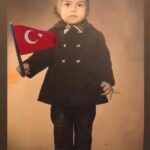 Ayşegül Aldinç Instagram - Bir 23 Nisan klasiği olarak serçe parmak havada fotoğrafımla 23 Nisan Ulusal Egemenlik ve Çocuk Bayramı’mızı gönül çoskusuyla, sevinçle kutluyor; Dünyada çocuklara bayram armağan eden tek lider olan, dünyanın önünde saygıyla eğildiği aziz Atatürk’ümü saygıyla, sevgiyle, minnetle anıyorum…♥️🇹🇷🌹 #23nisanulusalegemenlikveçocukbayramı #23nisankutluolsun #23nisan #mustafakemalatatürk #gazimustafakemalatatürk #atatürk