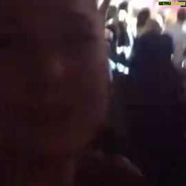 Ayşegül Aldinç Instagram - “Hayat zorlaşınca Çıkmaz sokaklarda soluksuz kalınca Azalınca mânâdan Seyyar sevdalarda parçalanınca O zaman yüreğin yükü hafifler Belki biraz O zaman şarkı söylemek lazım Avaz, avaz…” 🎶 #sezenaksu ♥️ Dedik ve duyguların en güzelini karşılıklı yaşayıp şarkılarımızı birlikte söyledik…🙏🏼♥️🌹🎵🤩🎙️🎼🥰🎶🎤 (“Story’lerde kalmasın” ve yakın zaman #tbt si geyiğine de bindim ya ne diyim…😄 #ckm #konser #ayşegülaldinç #vigorsanat #caddebostankültürmerkezi 🎹 @stolgakilic 🥁@emreyildizdrums @metincansari86official 🎷 🎤@gamzearsal81 🎙️ 🎸#eserünsalan 🎸@naraxyn 👗@tanjubabacan 📸@boragokhan @vigor_sanat #filizçetin
