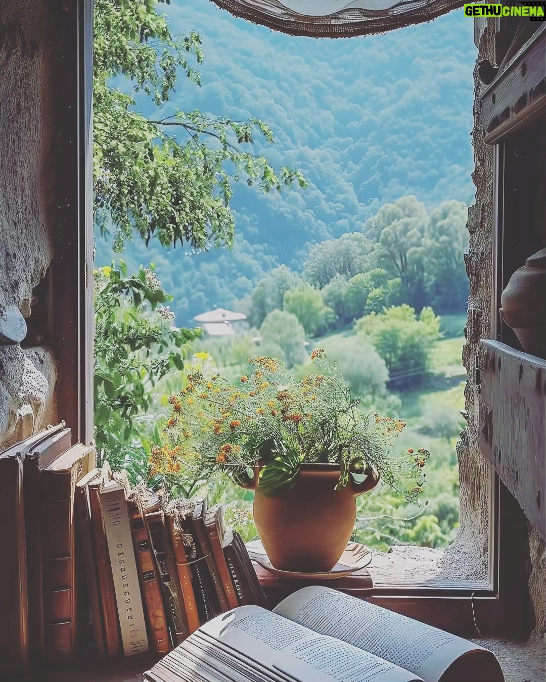 Ayşegül Aldinç Instagram - Toplaşın az magazin var! Yolunda gitmeyen ilişkiler bir zamandır bir kelimeyle tanımlanageliyor. Bi deli kuyuya taş atmış kırk kırkının da kalbi kırık eşhas çıkartmak için zerre uğraşmayıp diline dolamış hessabı! 👅👅👅 Ne miymiş kelime? Toksik!.. Eksikli ilişkiler, iç işlerindeki çelişkiler bir zamandır hep toksik! “Denedik, olmadı, bitti”yi tanımlama biçimi! Seçenekler fuarında “Amasya’nın bardaa, biri olmazsa biri daa!” nın güvenli çabasızlığı. ( Ok “bardağı ve “daha” da yazdım güzel hatırın için!) Oksidan ve toksidan bir yaklaşım özetle. 🫷🏻 🫷🏻🫷🏻 Bütün aşklar tatlı başlar bunu bilmeyecek ne var. Gel gör ki kendini temizlere çekerekten karşı cenahın istediği gibi gösterdiğin için totalde aşkî meşkî ilişkilerde başı sonu birbirini tutan ilişki pek görülmemiştir. Hadisenin başında karın nahiyesinde uçuşan kelebeklerinle libidon tavankenki senle, maksat hâsıl olup da yollar beller alındığındaki sen sen misin bi bak bakalım? O da o diil merak etme! Bidayetten bu yana da bu böyleyken böyle… 🤕🤕🤕 Öte yandan evlenmelere doyamamalar peki? Asıl hız kesmemece oralarda! Magazin âleminin kerameti kendinden menkul işgalci kuvvetlerinden söz ediyorum. Maşallah kısmetler pek açık. Flört aşaması gözlemlenmiyor, direktoman evlilik! Valla kıskanmıyorum. Evlilik “hep bana rabbena” olmaksızın puzzle misali birbirini tamamladığında güzel bi şeydir zannımca. 💍💍💍 Hayırlı işler, bol güneşler dileyerek içime atmayıp dışıma servis ettiğim bir incilenmemin daha sonuna gelmiş bulunmaktayız. Bir ufak dip not: Bu mecradaki “Açıklaman fazla uzun” uyarısı beni benden alıyor! Musk Bey X’te “bastır kaymeyi bolca yaz”ı mümkün kıldı ya; darısı bedava tarafından olması şartıylan Zuckerberg insanının başına!.. HoşÇAKALın, iyiTİLKİN! 🦊 (27 yıl önce 4 Mayıs’ta kaybettiğimiz Esin Engin’in esprisiydi! Na tatlı adamdı. Ruhu şâd olsun.🙏🏼🌹) #pazar