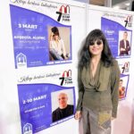 Ayşegül Aldinç Instagram – Kitabım Malumatfuruş’un raflarda ve online satışlarda yerini almasının 2. Haftasında 2. baskısını yapışının hemen ardından imza günleri başladı…
Açılışı Karadeniz’in en büyük kitap fuarı Merzifon Kitap Fuarı’nda pazar günü gerçekleştirdik.
Bu buluşmayı gerçekleştiren başta Belediye Başkanı Alp Kargı Bey’e ve tüm emeği geçenlere teşekkürler…
📚📚📚
Gidişimizi cumartesi günü akşamüstü saatlerinde tercih edip Samsun üzerinden Merzifon’a vâsıl olduk.
Bizi birbirinden değerli yazarlarla birlikte  Merpond Oteli’nde misafir ettiler.
📚📚📚
Pazar günü fuar alanına gittiğimizde kitapsever, benisever değerli Merzifonlular, çevre illerden ve  daha da uzaklardan özüm için gelen harika katılımcılarla kitapla ve hayatla ilgili soru cevap şeklinde muhabbet ettik.
📚📚📚
Sonra upuzun kuyruklar oluşturan kitap dostlarıyla imzalı dostluklar kurduk.
Onlar kitabımı ben adlarına imzalarken masanın diğer yanından fotoğraflar çektiler.
Ben tepemdeki spot ışığından korunmak için güneş gözlüğümü takmak zorunda kaldım.
😎😎😎
Bu arada şahane bi şey oldu.
Hatay’dan kalkıp Merzifon’a sırf kitabını imzalatmak için gelen bir sevenim (daha önce de Adana’ya konserime gelmişti) güzeller güzeli sevgilisine hepimizin şahitliğinde evlenme teklif etti.
💍💍💍
İmza serüveni sırasında büyük bir gürültüyle “n’ooluyo?” diye yerlerimizden hopladık.
Gök gürlemesiymiş!
Akabinde yağan yağmuru bardaktan boşanırcasına diye değil; tepemizden kovalarca döküldü şeklinde tanımlayabiliriz.
Bu kez Merzifon Havaalını’dan bineceğimiz uçakla bu yağmurda İstanbul’a sâlimen nasıl ulaşırız diye aldı mı bizi bi düşünce…
📚📚📚
Neyse bi parça sarsıldık ama işin hezeyansal tarafını atlatıp “hom hom sivit hom” diyerekten yuvalarımıza döndük.
📚📚📚
Konserlerden fırsat yarattıkça imza günleri buluşmalarımız gerçekleşecek.
Sizlerle buluşmak için sabırsızlanıyorum.
O güne kadar kitaplarla ve sağlıcakla kalın…🙏🏼📚😇
#merzifonkitapfuarı 
@merzifonkitap 
@merzifonbld 
#merzifon
#aysegülaldinç